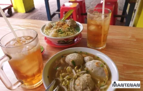 makan sambil minum es teh