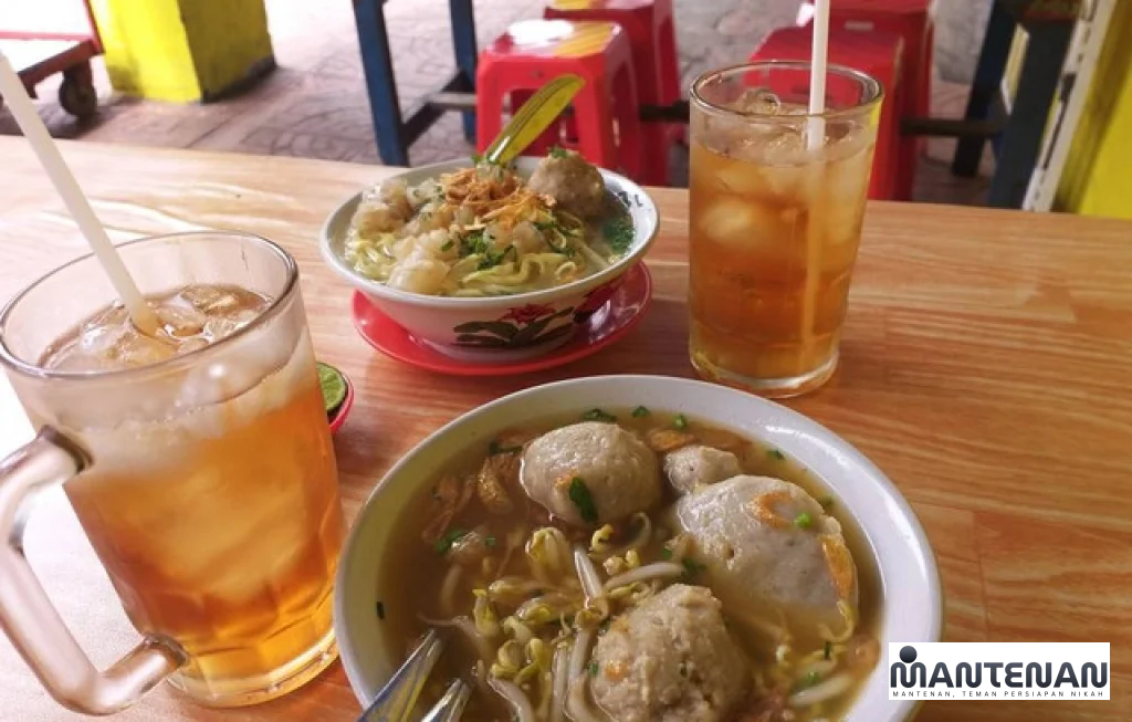 makan sambil minum es teh