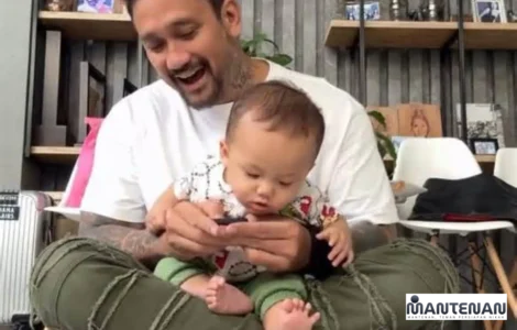 Tora Sudiro mengasuh cucunya