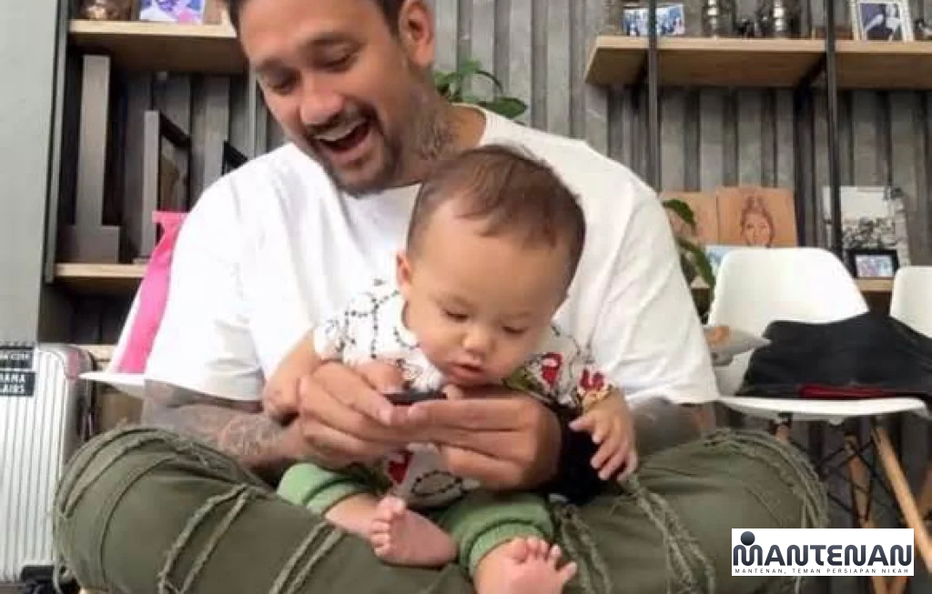 Tora Sudiro mengasuh cucunya